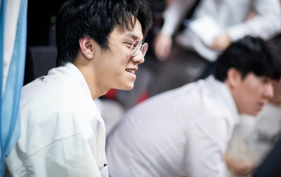 T1力克TL，Scout极限生还后反打焦点之战小组赛，强势挺进下一轮